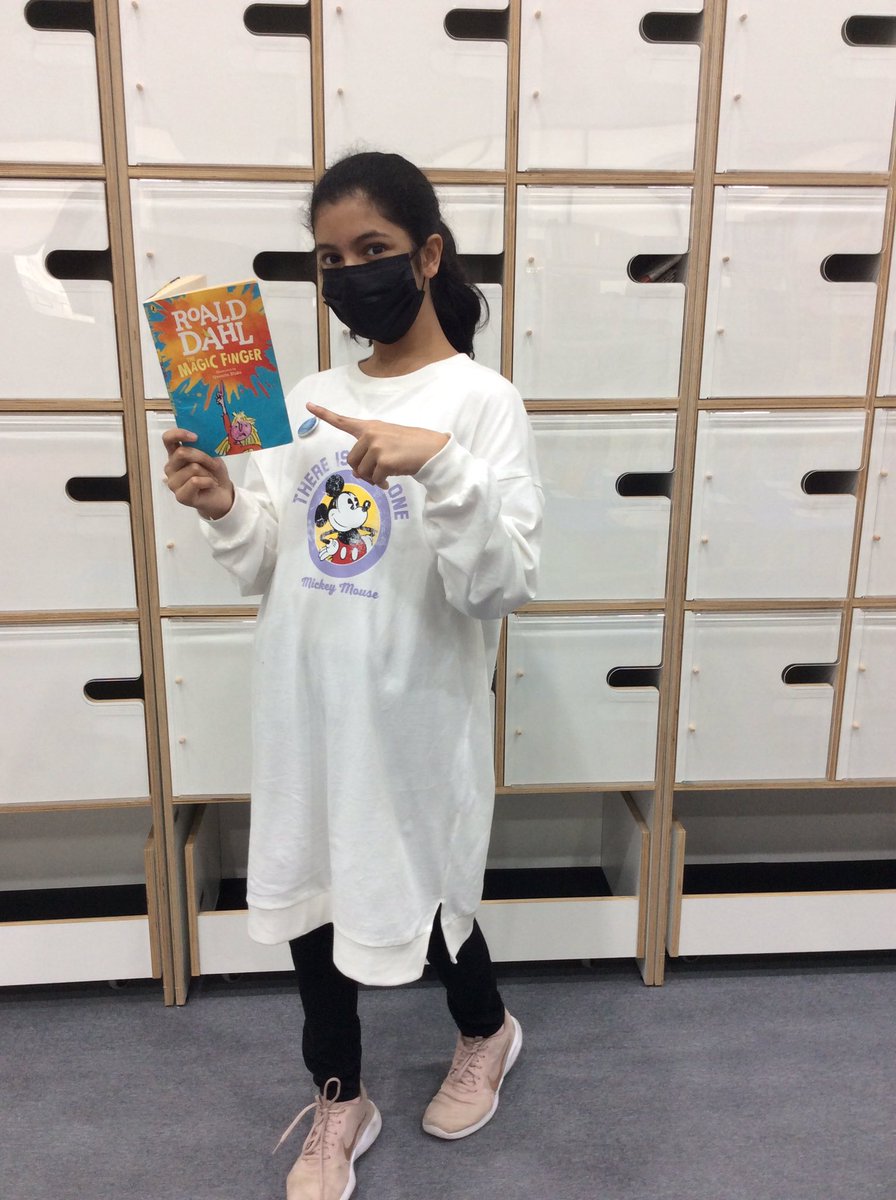 RJinos's tweet photo. Today is Roald Dahls birthday so we had to dress up as his book characters, take a look 👀 https://t.co/57to429FA8