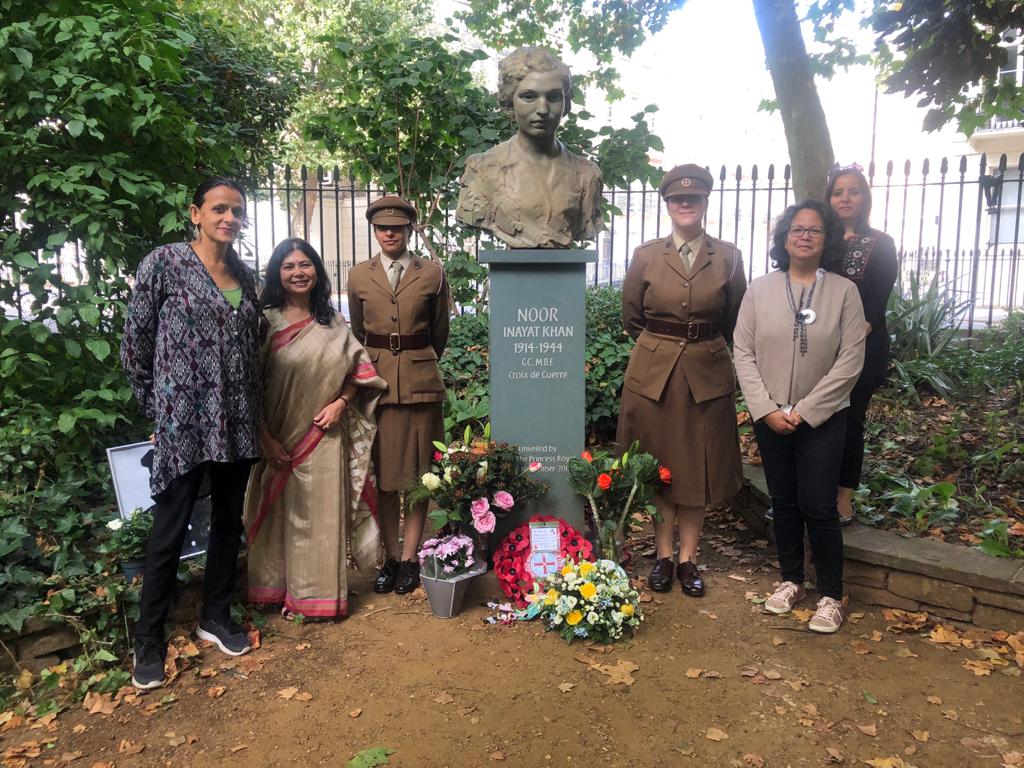 shrabanibasu_'s tweet photo. #TeamNoor with #FANYs Razia Mistry and Lucy Touche. https://t.co/aabyeAxsnA