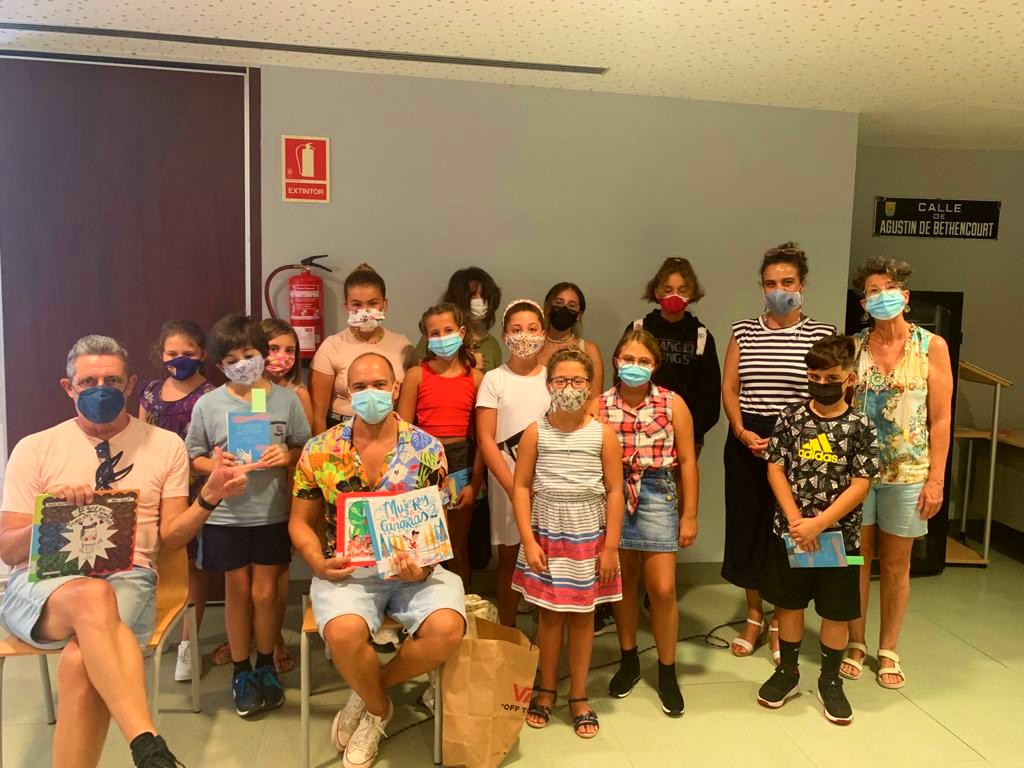 culturapdlx's tweet photo. 📚 ¡Empieza el curso en el club de lectura infantil de  @biblioptocruz!

Compartimos las imágenes que nos ha dejado el encuentro entre los pequeños y pequeñas y @VictorJaubert, autor de las ilustraciones del libro ‘Ana ¿verdad?’, del mexicano Francisco Hinojosa. 

#PuertodelaCruz https://t.co/9xm9S0eedl
