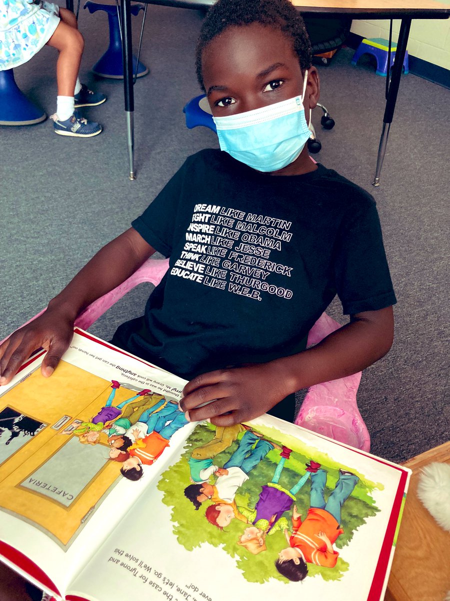 MsGosnellsClass's tweet photo. His shirt is as cool as his love for reading. And when I say love, I mean LOVE! #illuminateLS https://t.co/aUziMINYeC