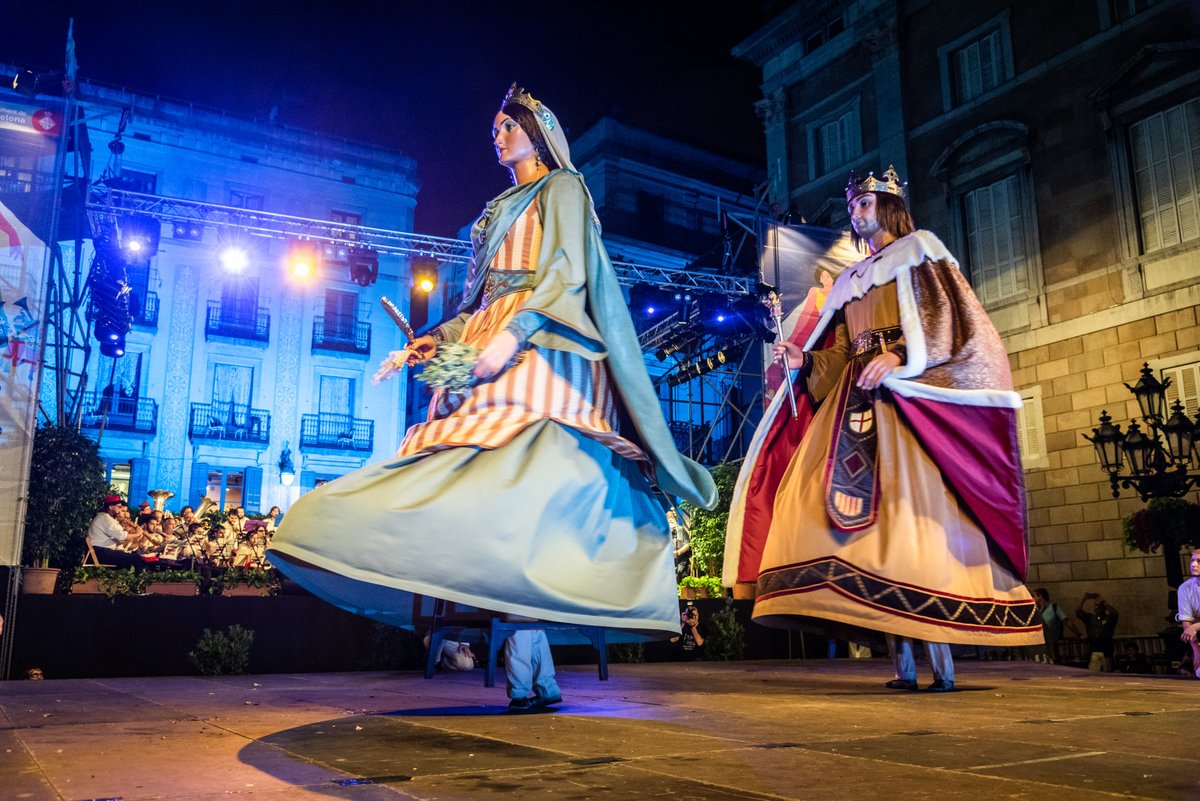 Cultupopularbcn's tweet photo. Els actes començaran dijous 23 amb el Pregó i el Toc d'Inici.🎆

El Toc d'Inici 🐲 serà un homenatge a en Jordi Fàbregas. 🎷 Per l'ocasió s'estrenarà una nova melodia: 'Amunt i crits'. 🎶

També hi haurà més esbarts que mai. 💃

T'ho expliquem!⤵️
https://t.co/wuxRHSkkL7 https://t.co/5pda4W6JdB