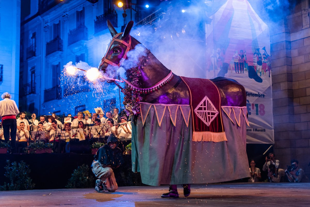 Cultupopularbcn's tweet photo. Els actes començaran dijous 23 amb el Pregó i el Toc d'Inici.🎆

El Toc d'Inici 🐲 serà un homenatge a en Jordi Fàbregas. 🎷 Per l'ocasió s'estrenarà una nova melodia: 'Amunt i crits'. 🎶

També hi haurà més esbarts que mai. 💃

T'ho expliquem!⤵️
https://t.co/wuxRHSkkL7 https://t.co/5pda4W6JdB