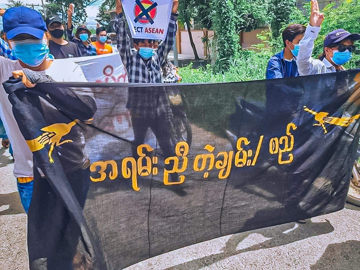 Myanmar_Now_Eng's tweet photo. In Mandalay, many protest columns - Sein Pan, Mandalay,  Mya Taung, Industrial, Chan Si - joined forces to stage a demonstration today (Sep 13). 

Photos: CJ

#WhatsHappeningInMyanmar https://t.co/RrE3dqWs2K