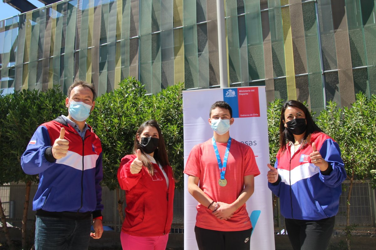 ¡Felicitaciones Joel!
Seremi <a href="/MindepAtacama/">Mindep Atacama</a> <a href="/procuriza/">Guillermo Procuriza</a> y Dir. Reg. IND, Maritza Vera, e <a href="/INJUVATACAMA/">INJUV ATACAMA</a> @Pan_cha, reconocieron al atleta del programa #PromesasChile del <a href="/MindepChile/">Ministerio del Deporte</a> <a href="/INDChileOficial/">IND Chile 🇨🇱</a>, Joel Vallejos, quien destacó en el Camp. Nac. Atl. sub 18, donde ganó oro y plata.