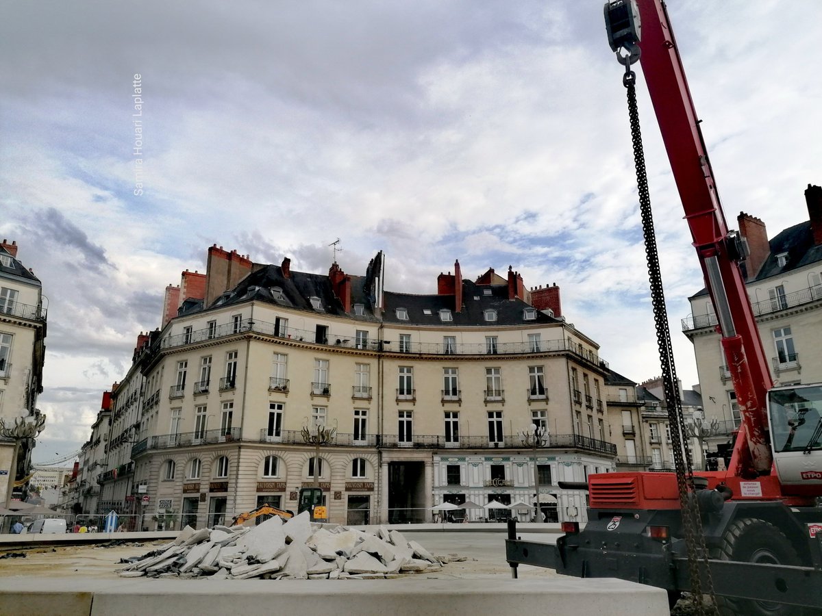 pipelette44's tweet photo. #LeVoyageaNantes tire sa révérence, le navire échoué place Royale est démonté, place Graslin la piste de roller skate est concassée à coups de pelleteuse... Un
Gâchis #écologique et #financier
A Nantes comme à l #Élysée A l heure du "quoiqu'il en coûte" tout est permis ? https://t.co/uxmRdHnefp