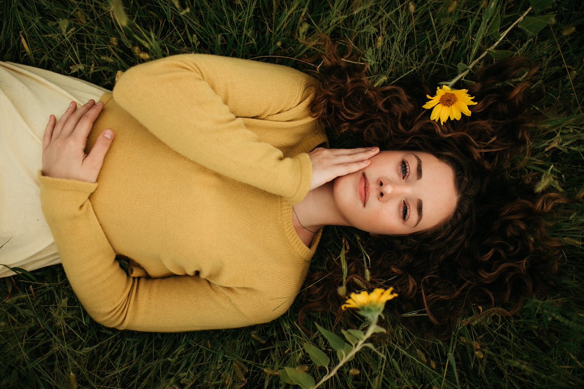 JanaJune's tweet photo. You’re my sunflower 🌻 

@alainasimss https://t.co/SlEmLV6E3q
