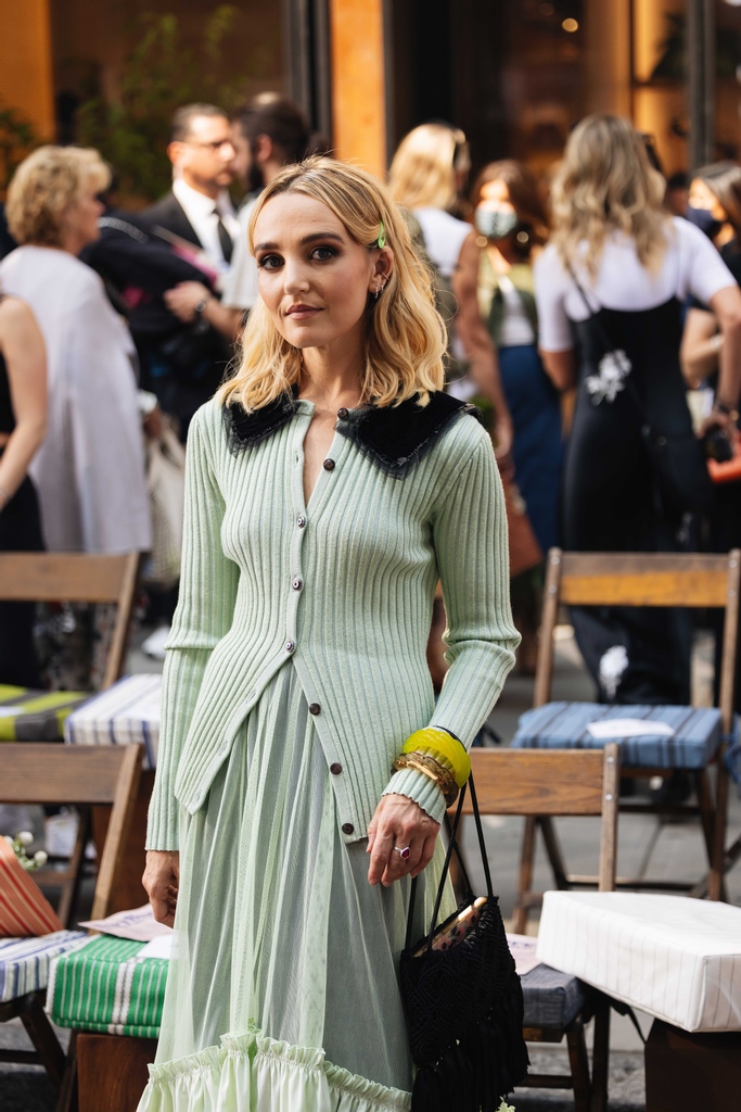 All smiles on streets of #NYFW 🤗 Swipe for a look at the VIPs attending Tory Burch's September 2021 NYFW runway show in SoHo, New York. Photos by Sophie Sahara