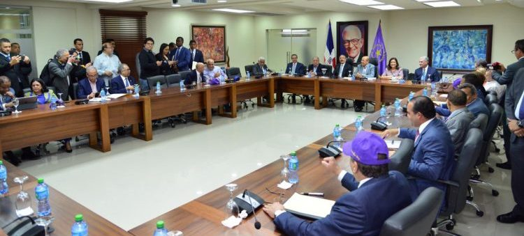 LeonardoJaquez's tweet photo. AHORA: El gobierno de los EEUU le acaba de retirar el visado a varios miembros del comité político del Partido de la Liberación Dominicana. Todos vinculados a operaciones de corruptela y lavado masivo de dinero.-

#JaqueMate https://t.co/yxA77u02tN