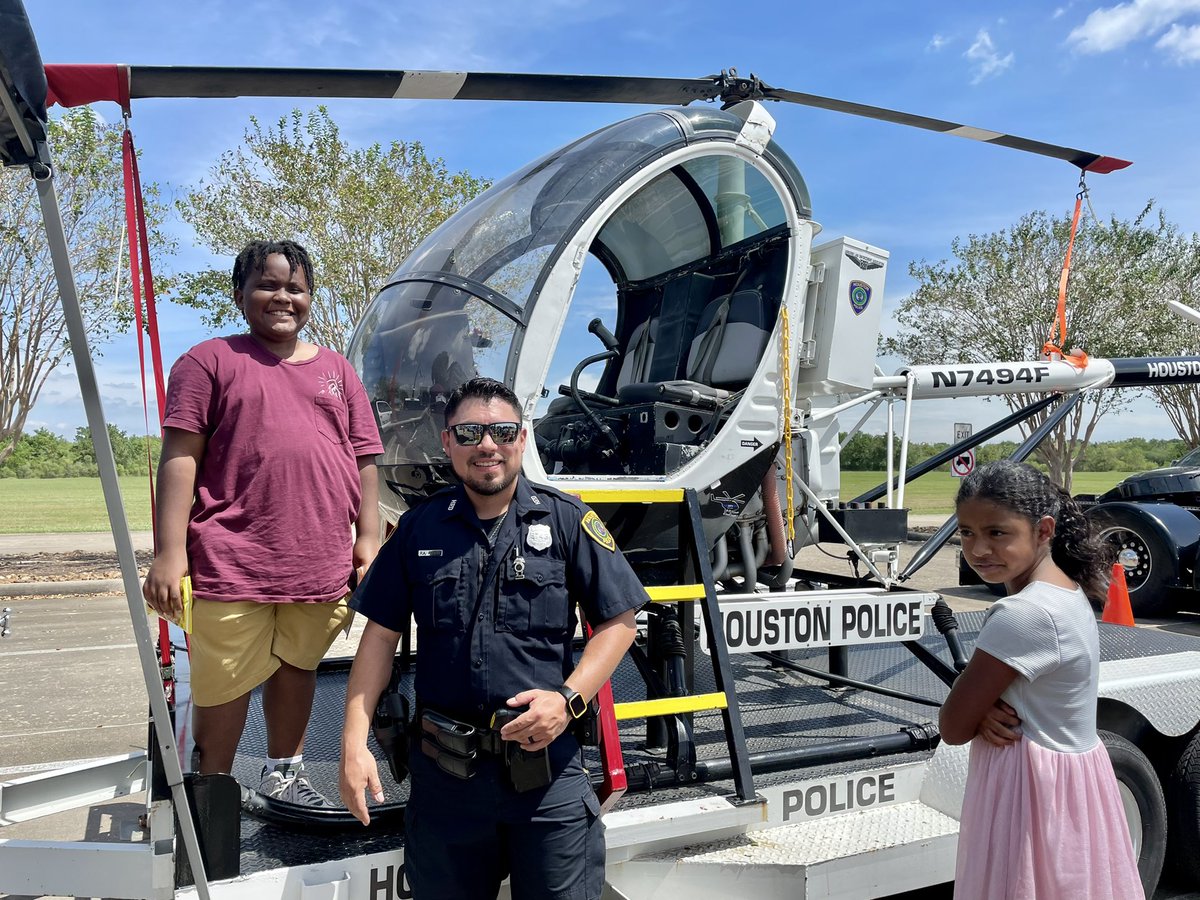 Ofc_RobHPD's tweet photo. HUGE🚁THANKS to my home church⛪️for having us this past week to end the movie🎥series. Dudes with🍔grills and car🚗show was a huge success! #relationalpolicing #houstonpolice #communityservice #thinblueline #newhopechurchtv #newhopechurch https://t.co/b8eikgGm87