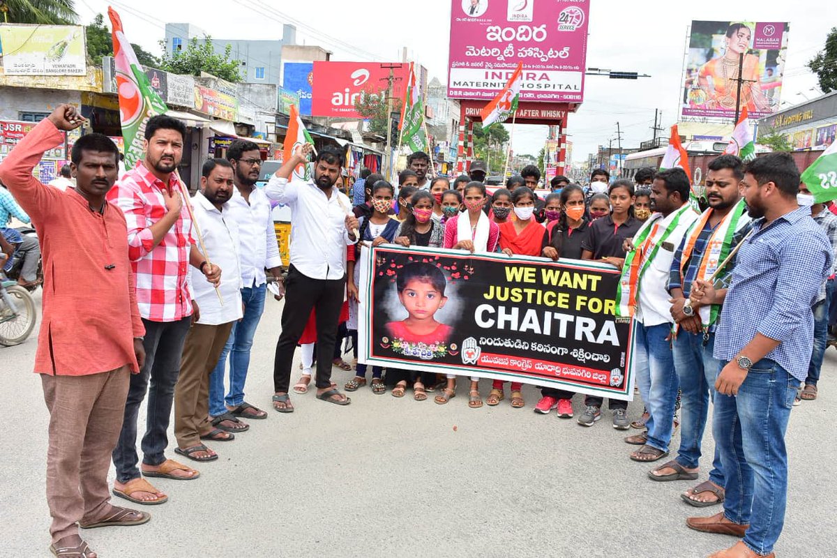 svelimineti's tweet photo. #JUSTICE_FOR_CHAITRA.
మూడు రోజుల క్రితం హైదరాబాద్ లో ఆరేళ్ల చిన్నారి చైత్ర పై హత్య యత్నం చేసిన దుండగుని వెంటనే ఉరి తీయాలని యాదాద్రి భువనగిరి యువజన కాంగ్రెస్ ఆధ్వర్యంలో నిరసన కార్యక్రమం*.. https://t.co/H6C8G8qRWr