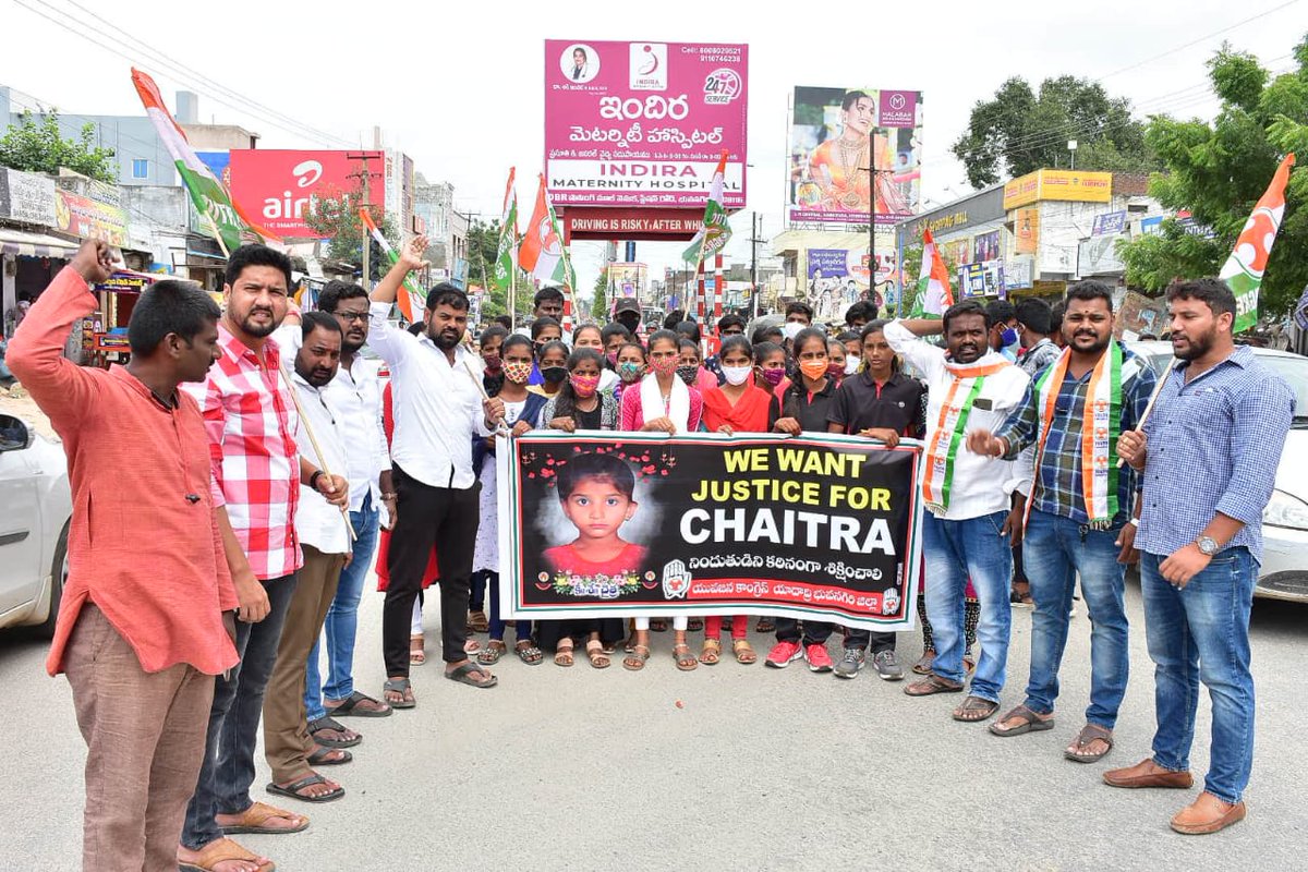 svelimineti's tweet photo. #JUSTICE_FOR_CHAITRA.
మూడు రోజుల క్రితం హైదరాబాద్ లో ఆరేళ్ల చిన్నారి చైత్ర పై హత్య యత్నం చేసిన దుండగుని వెంటనే ఉరి తీయాలని యాదాద్రి భువనగిరి యువజన కాంగ్రెస్ ఆధ్వర్యంలో నిరసన కార్యక్రమం*.. https://t.co/H6C8G8qRWr