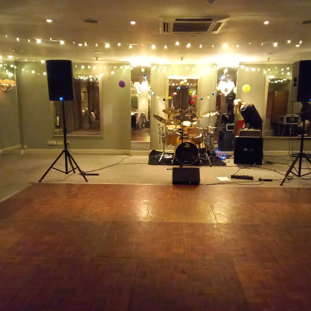 Ritchie_JFT's tweet photo. Was great fun Deping for Black And Gold Function Band last Sat for a lovely Wedding at Goodwood Estate in Chichester! 😊

#musician #drummer #drumming #wedding #soultonecymbals #pellwooddrumsticks #dccaliforniacustomdrums https://t.co/iv0iwMedEg