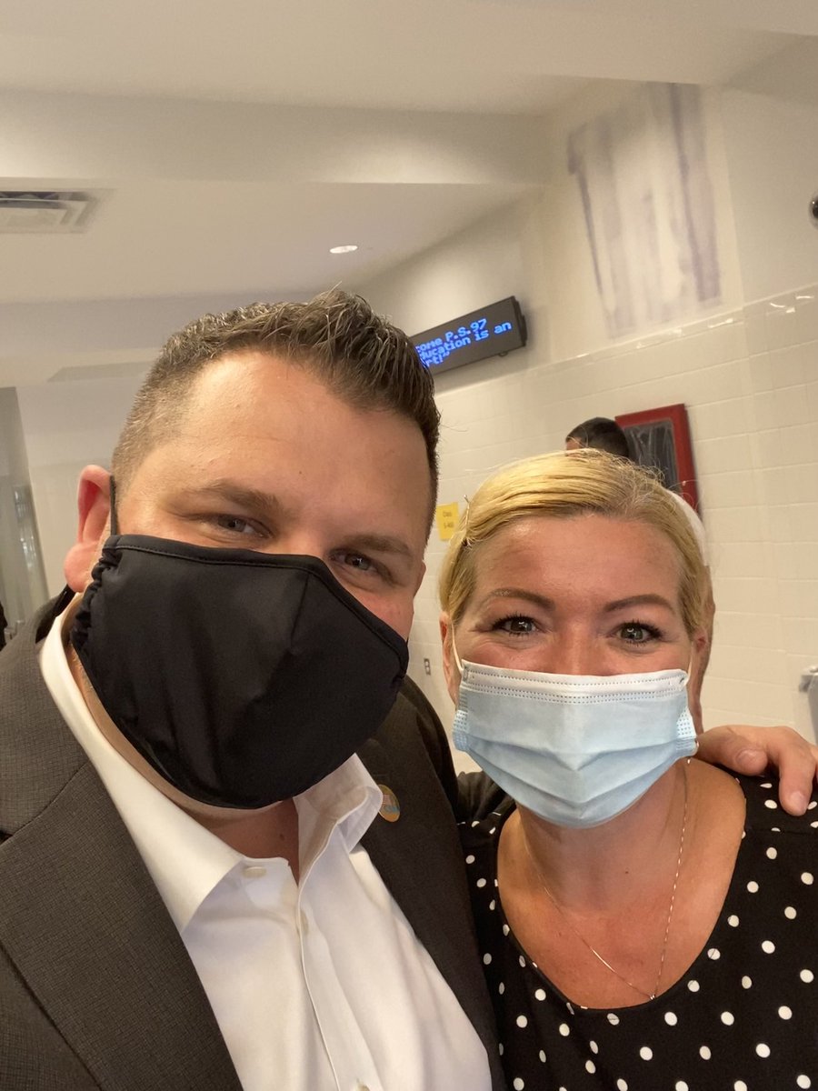 Russ_Lieberman's tweet image. Great seeing Principal Cabello at 21K097! #FDOS #Homecoming @D21_Community @esbksouth_SI @BkSouthBevLogan @Stu_Chasabenis @ofdc_nycschools @NYCSchoolsOSYD @DOEChancellor @TheDSCW