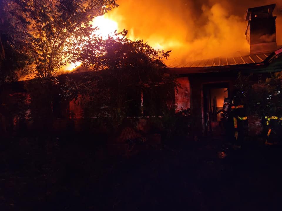 HillsFireRescue's tweet photo. HCFR battled this house fire off Hwy. 92 near Plant City last night. Crews arrived to find heavy fire through the roof of a single-family home. Making sure all occupants were out, we fought the blaze for more than an hour. No injuries &amp; cause is under investigation.
#HCFRStrong https://t.co/0f4yBz0h2T