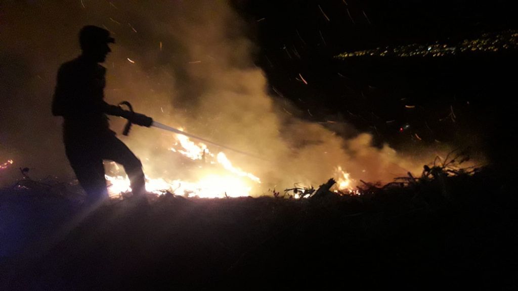 Amanoslarda Erzin"e bağlı Yoncadüzü mevkiinde Yaklaşık 1 saat önce başlayan yangın Ekiplerin  hızlı müdahalesi sonucu kontrol altına alındı
Soğutma çalışmaları devam ediyor.
#hatay #yangın #erzin