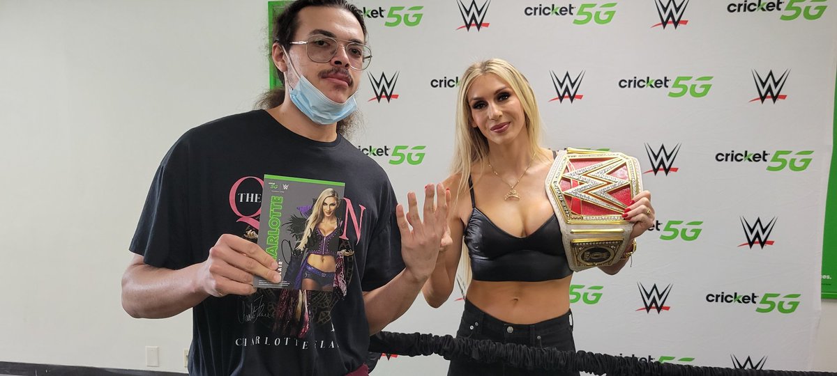 MutPlayer18's tweet image. Flew all the way from Colorado to see the queen @MsCharlotteWWE 🔥 #WWE #WWERaw