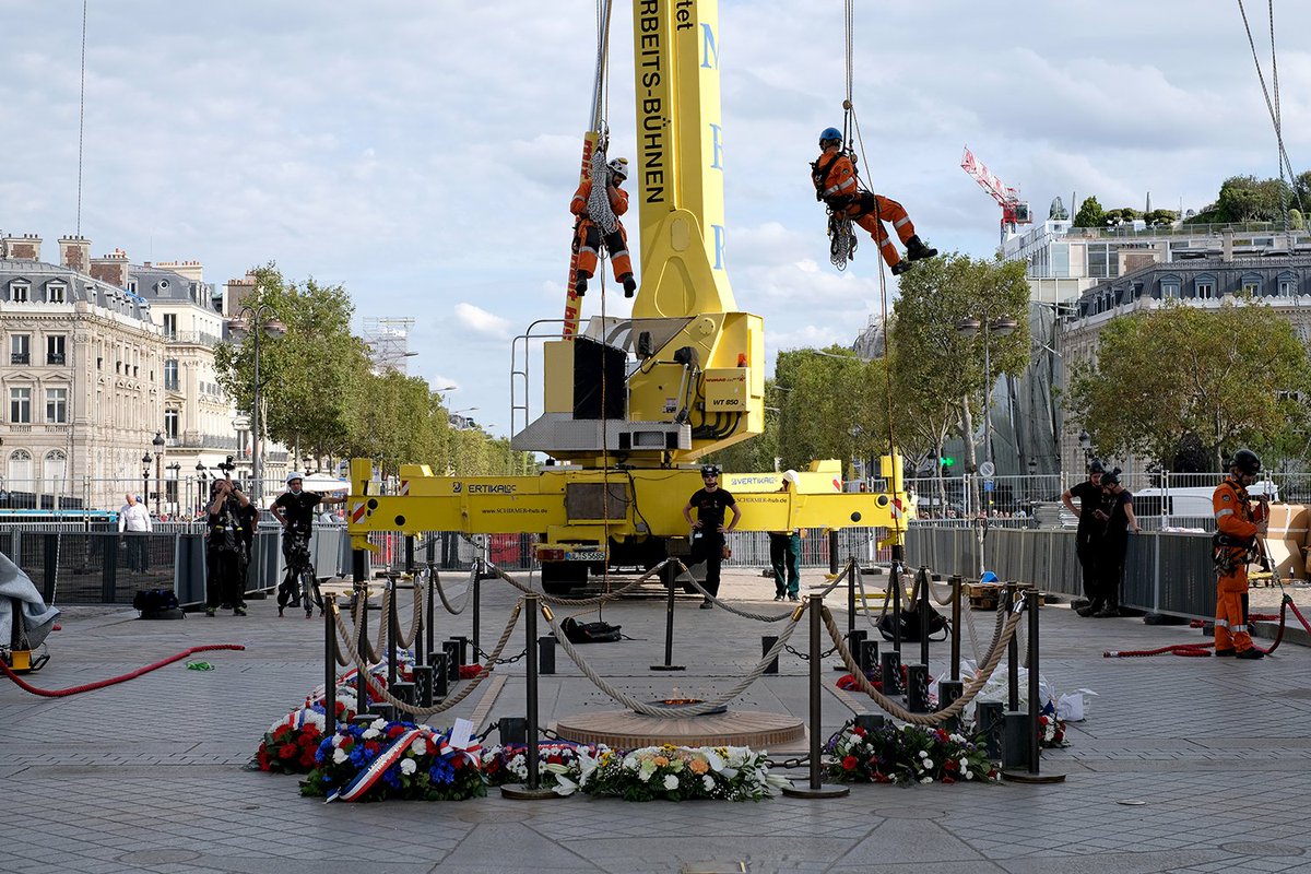 ChristoandJC's tweet photo. Installation of the ropes to secure and contour the fabric on the Arc de Triomphe has started today!
L'installation des cordes afin de ceinturer le tissu sur l'Arc de Triomphe a débuté aujourd'hui!
#ChristoParis @leCMN @ArcdeTriomphe @CentrePompidou @Paris https://t.co/KvkCMjaaf2