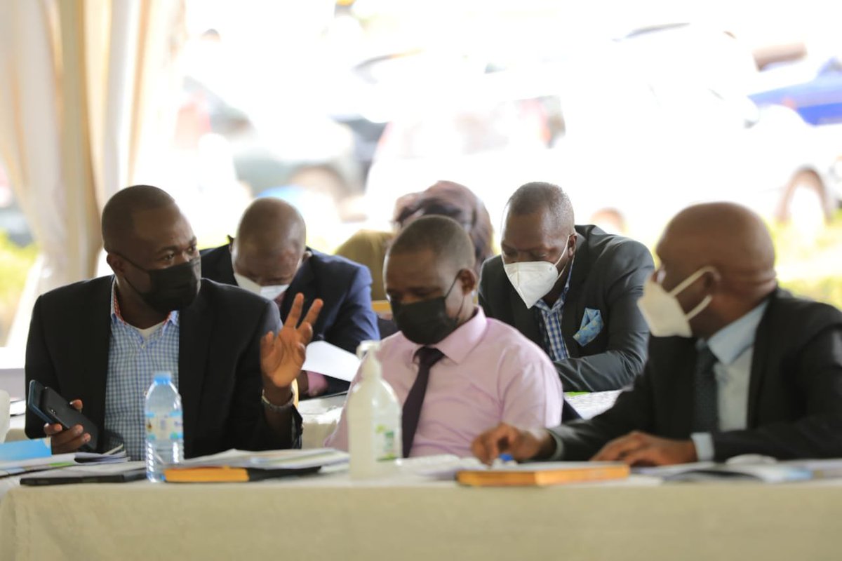 Having a chat with Comrade Hon Yusuf Nsibambi MP Mawokota South during an engagement meeting of <a href="/UNRA_UG/">UNRA_UGANDA</a> with MPs from Central region. Thank you @UNRA_ED  for always listening to people's representatives views.