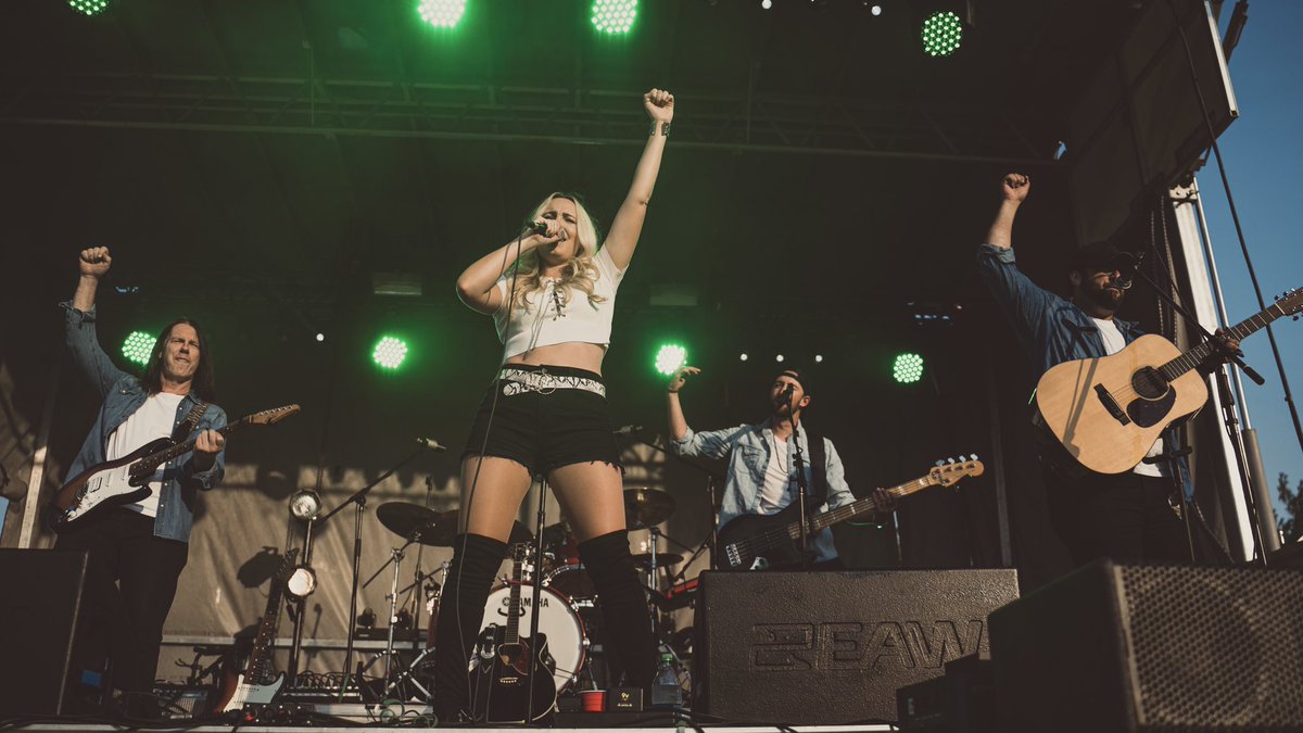 Elyse_Saunders's tweet photo. I can’t explain how good it felt to do this. 🙌 Playing a full show with my band again &amp; making people smile fuels me. Thx again to @GCountryfest for having me, great work &amp; big congrats to you and everyone involved in this event to raise $3000 for @UnisonFund 
📷 Corey Kelly https://t.co/cqcXrpT0nv