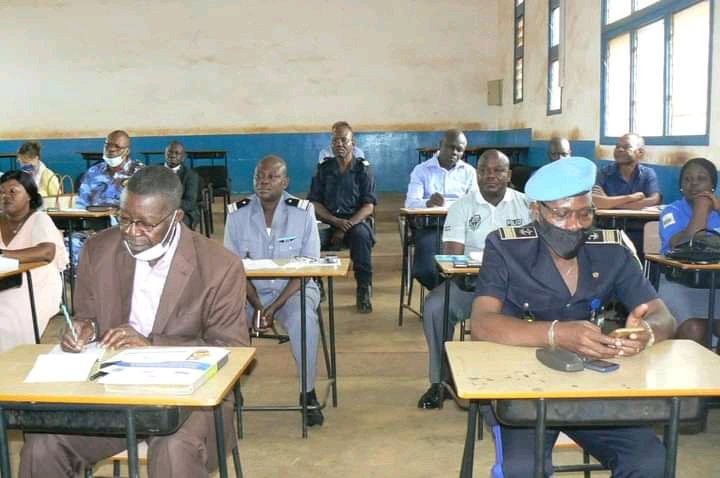 Makafaitsonshow's tweet photo. 🗞️Ouverture ce 13 sept à Bgui, de l'atelier de prévalidation de la loi organique de la police👮🏾‍♂️ centrafricaine
🎯Objectif : nouvelle vision de la police 👮🏾‍♂️ dans l'accomplissement de son rôle de protection des personnes et des biens
🛠️💶Partenaires : @EUAM_RCA, @UNPOL_RCA @UEenRCA https://t.co/k0iwVyH4he