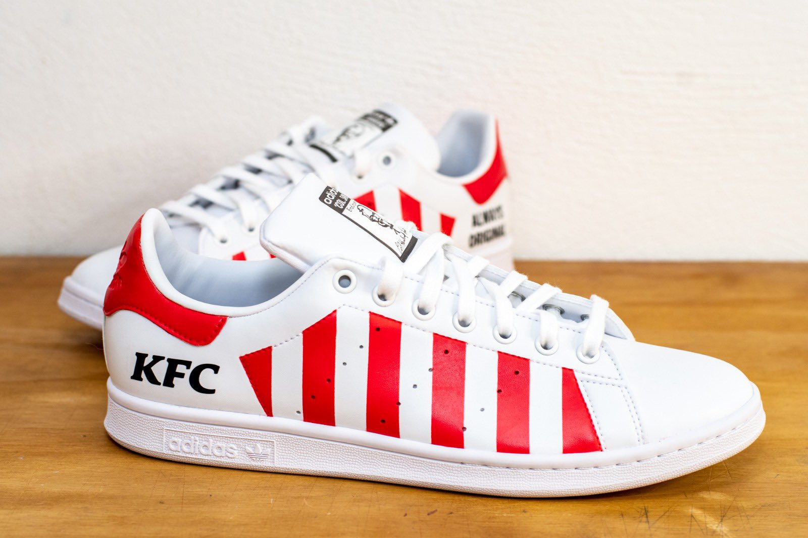 viva Ordenador portátil Oficiales The Shoe Dr. on Twitter: "KFC X THE SHOE DR. The biggest single project  I've done yet! 70 pairs of handcrafted custom sneakers for @KFC_UKI I based  the design on the iconic