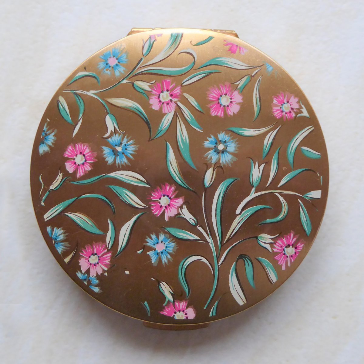 These 2 lovely Vintage Powder Compacts by #Stratton are in the September #Sale in my eBay shop ebay.co.uk/str/millyfiory
#vintagevanity #powdercompact #compactinhand