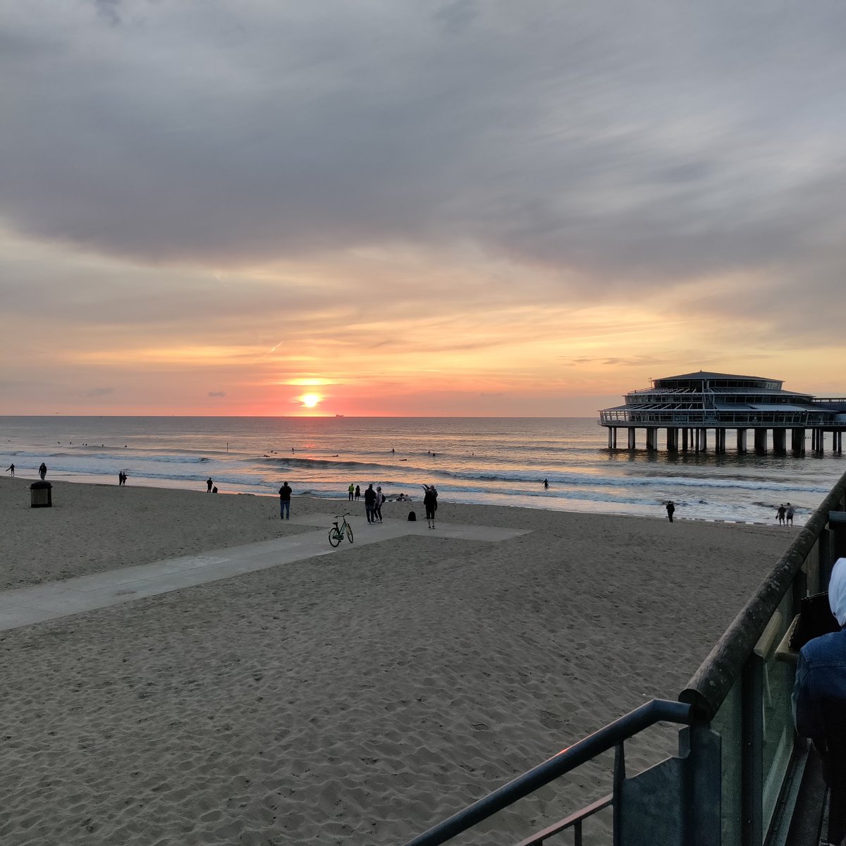 CocktailBarry's tweet photo. Blieft! #Sunset #Skiffa #Scheveningen #Pier #Pierview https://t.co/bgkZyCA7WP