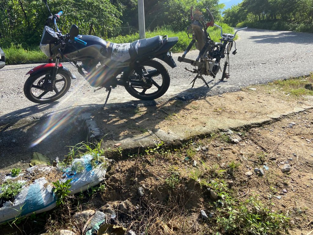 En jurisdicción de #SantaMaríaZacatepec, Distrito de #Putla, la @FISCALIA_GobOax, a través de la @AEI_Oaxaca, aseguró y puso a disposición del MP dos motocicletas abandonadas, mismas que cuentan con alteraciones en sus respectivos números de serie. @JosAlfredolvar3