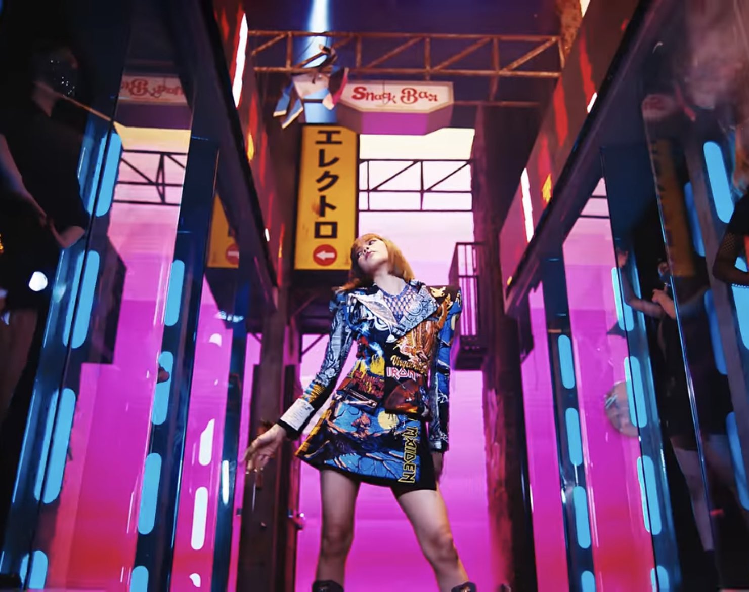 Doy Lisaちゃんのソロ曲 めちゃかっこいい Mvでいろんなパターンのスタイリングしててどれもステキ メイデン柄スーツもハイパー安室ちゃんみたいなのもかっこいい Lisa Lalisa M V T Co Kouaw5cxbt T Co Ypqlzenir1 Twitter