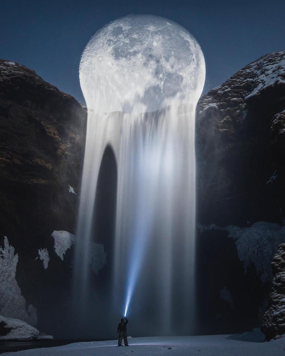 LeoAuteur's tweet photo. La fonte de la lune via l'artiste Justin Peters, je vous souhaite une nuit pleine de rêves créatifs, à demain. https://t.co/sqfT04tcex