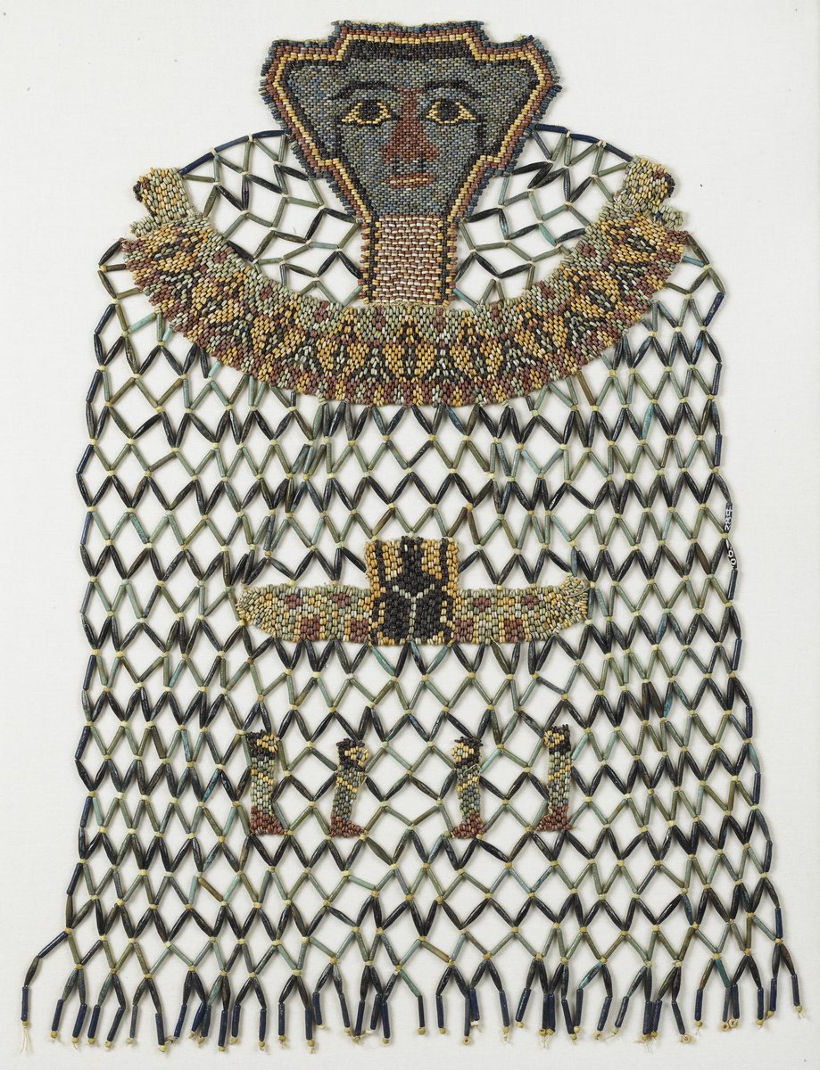 eloquentpeasant's tweet photo. In anticipation of the upcoming #MetGala2021 tonight, here’s a thread highlighting some Egyptian-inspired/adjacent fashion from past #MetGalas + ancient Egyptian objects

Lupita Nyong'o in Prada #MetGala 2014 + ancient Egyptian faience bead-net shroud @NtlMuseumsScot c.332-30 BC https://t.co/pnyskQzdq7