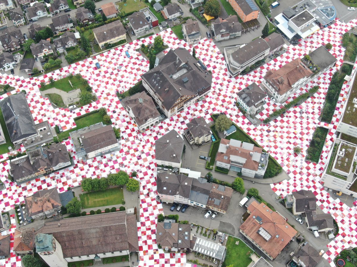 sonderaufgaben's tweet photo. Bignikale Tuchflutung in Degersheim: Gemeinsam mit Kompliz*innen haben wir gestern für ein paar Stunden eine neue Wirklichkeit geschaffen.
#bignik #gestaltungsgesellschaft #tuchmanöver #unüblichesPicknick #partizipation  #wachsendeskunstwerk #konzeptkunst #dorfausmalen #modular https://t.co/aedc0bAPSO