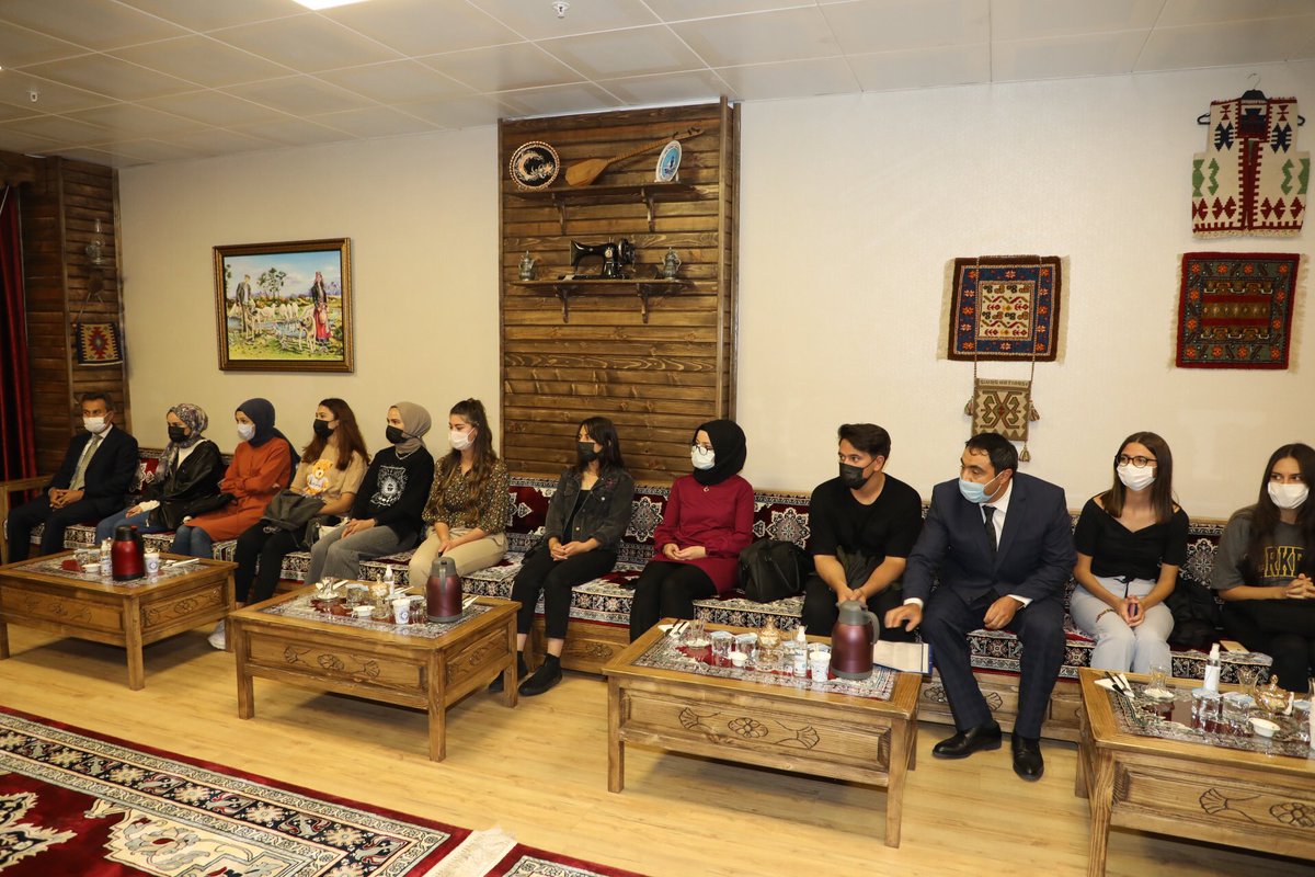 sivasvaliligi's tweet image. 1⃣ Valimiz Salih Ayhan ve TBMM Millî Savunma Komisyonu Başkanı Sivas Milletvekilimiz İsmet Yılmaz, Halk Eğitimi Merkezimizde açılan Destekleme ve Yetiştirme Kursları (DYK)’na katılarak üniversitelere yerleşme başarısı gösteren öğrencilerle bir araya geldi.

#Eğitim2023👨🏻‍🏫👩‍🏫👨‍🎓👩🏻‍🎓