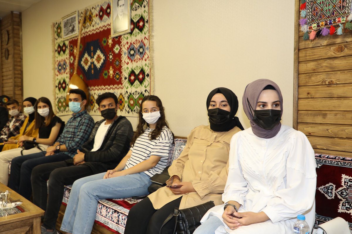 sivasvaliligi's tweet image. 1⃣ Valimiz Salih Ayhan ve TBMM Millî Savunma Komisyonu Başkanı Sivas Milletvekilimiz İsmet Yılmaz, Halk Eğitimi Merkezimizde açılan Destekleme ve Yetiştirme Kursları (DYK)’na katılarak üniversitelere yerleşme başarısı gösteren öğrencilerle bir araya geldi.

#Eğitim2023👨🏻‍🏫👩‍🏫👨‍🎓👩🏻‍🎓