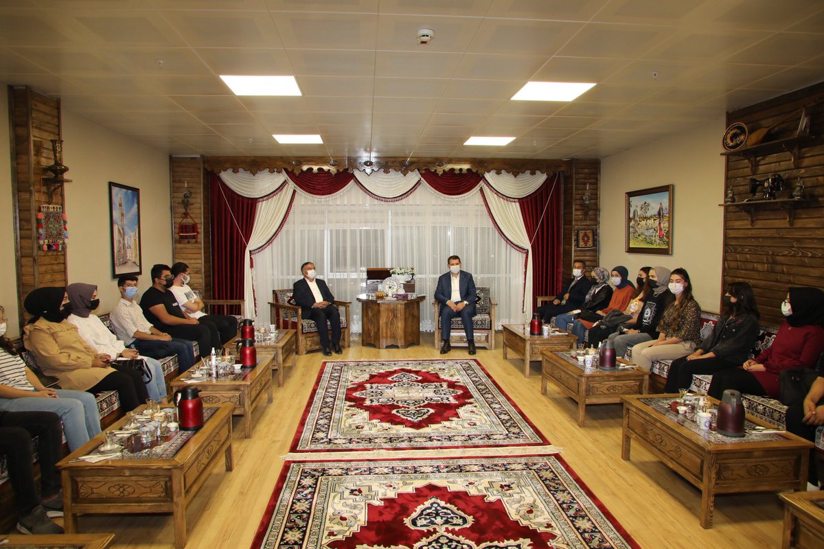 sivasvaliligi's tweet image. 1⃣ Valimiz Salih Ayhan ve TBMM Millî Savunma Komisyonu Başkanı Sivas Milletvekilimiz İsmet Yılmaz, Halk Eğitimi Merkezimizde açılan Destekleme ve Yetiştirme Kursları (DYK)’na katılarak üniversitelere yerleşme başarısı gösteren öğrencilerle bir araya geldi.

#Eğitim2023👨🏻‍🏫👩‍🏫👨‍🎓👩🏻‍🎓