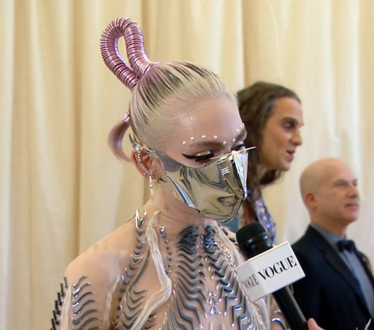 soloveysolitude's tweet image. grimes bringing a sword to the met is such a grimes thing to do #MetGala