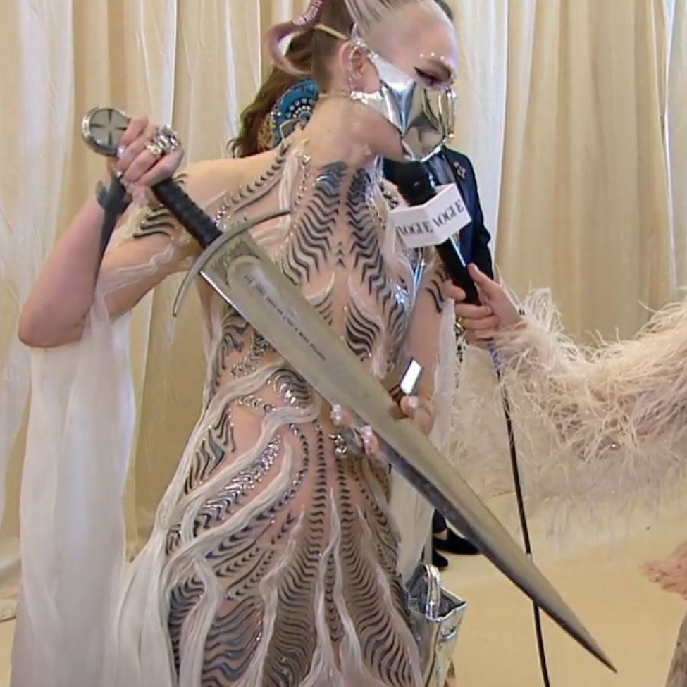 soloveysolitude's tweet image. grimes bringing a sword to the met is such a grimes thing to do #MetGala