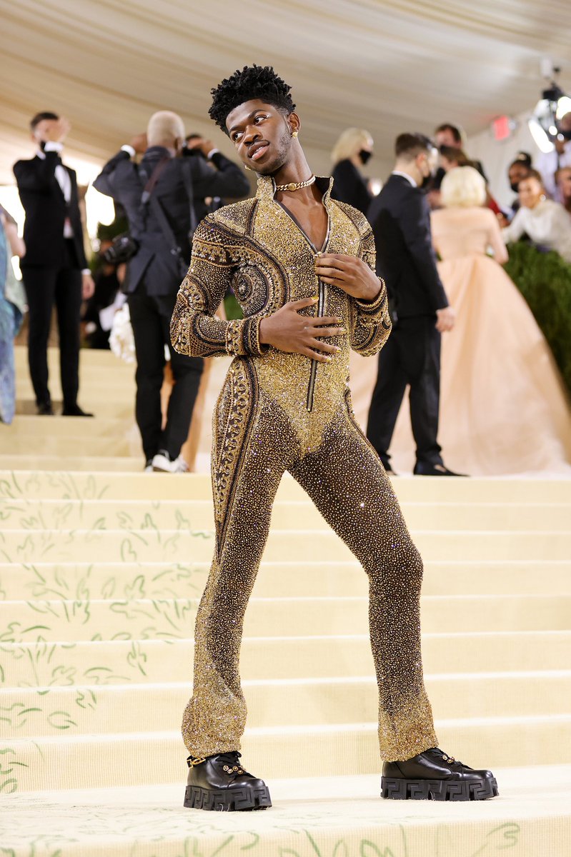 Cosmopolitan_es's tweet photo. Lil Nas X ha asistido a la #MetGala2021 con tres ‘looks’ distintos que ha revelado en la alfombra roja, muy fans 💕 https://t.co/uUyt6OwbiF