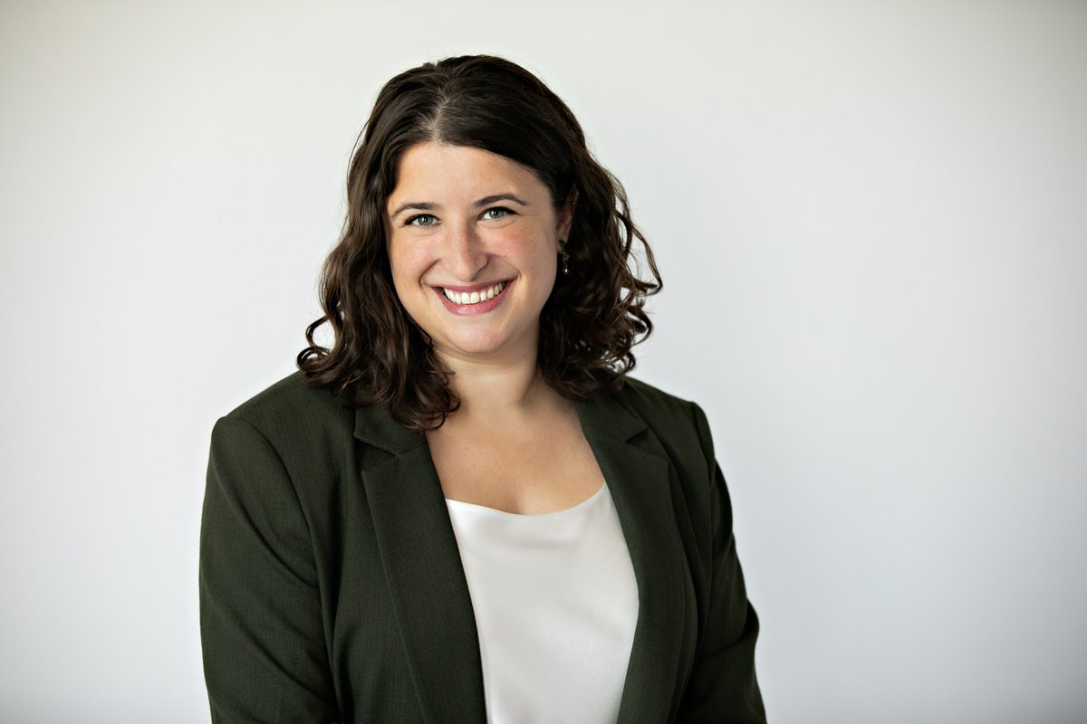 SaraLederman's tweet photo. Howdy #medtwitter 👋 Excited to be your abortion performing, methadone prescribing, vaccine loving, policy wonk-ing, HAES promoting, community organizing pediatrician! 

Pumped to connect with fellow future #tweetiatricians during #pedsmatch22 and nerd out over all things kids. https://t.co/9MzeiuT7Ii