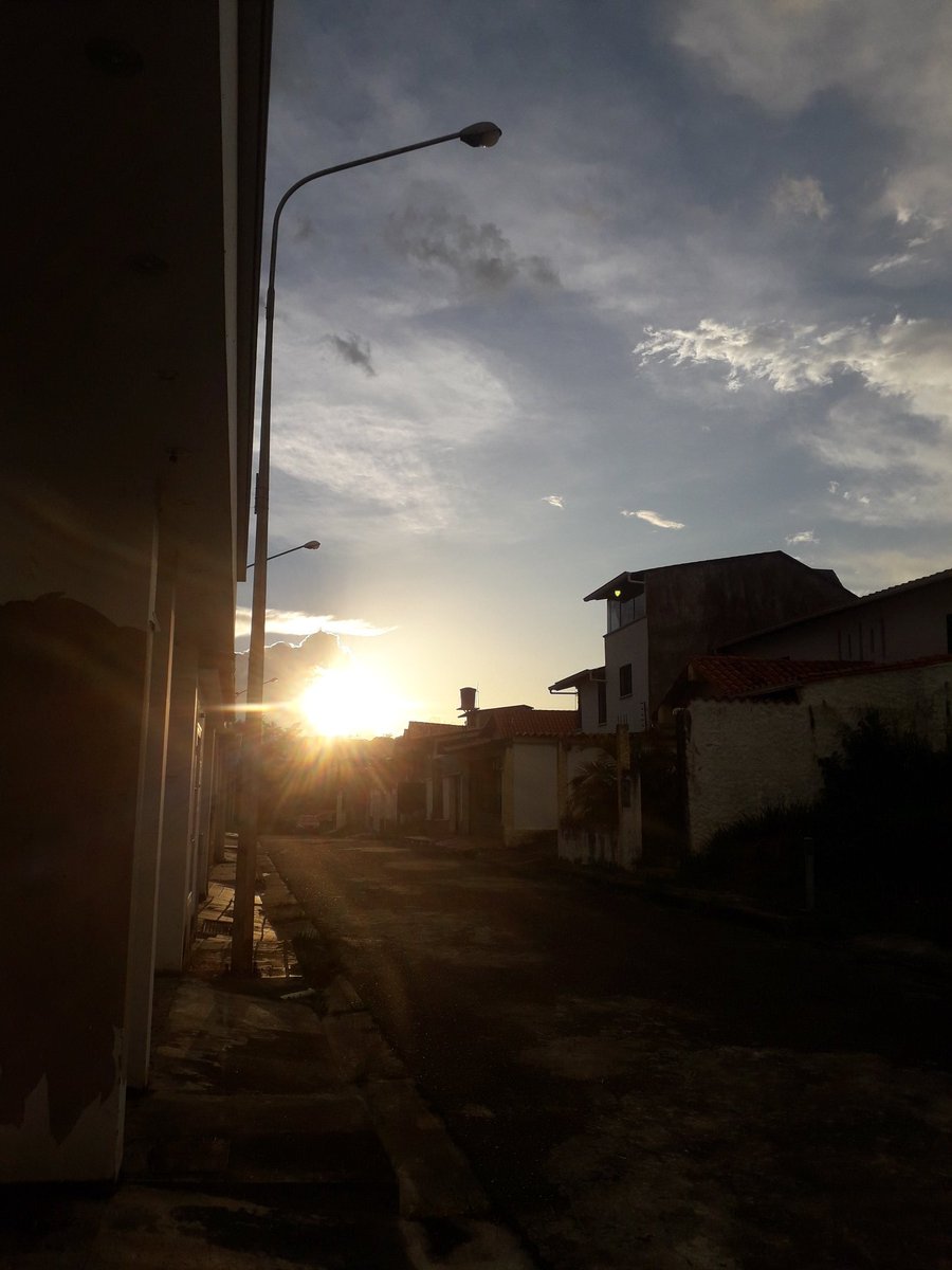 keykey2921's tweet photo. Aquí les Presento mi atardecer...
Y en cuestión de minutos se oscureció todo con unas nubesotas de lluvia...
Y que creen??
A correr a meter la ropaaaaaa...
🤭🤭
Que locura es este clima...
🌧🌧
#atardecer #puestadesol #nubes #foto #luned #iniciodesemana #felizlunes #lluvia https://t.co/QZTcGxB58a