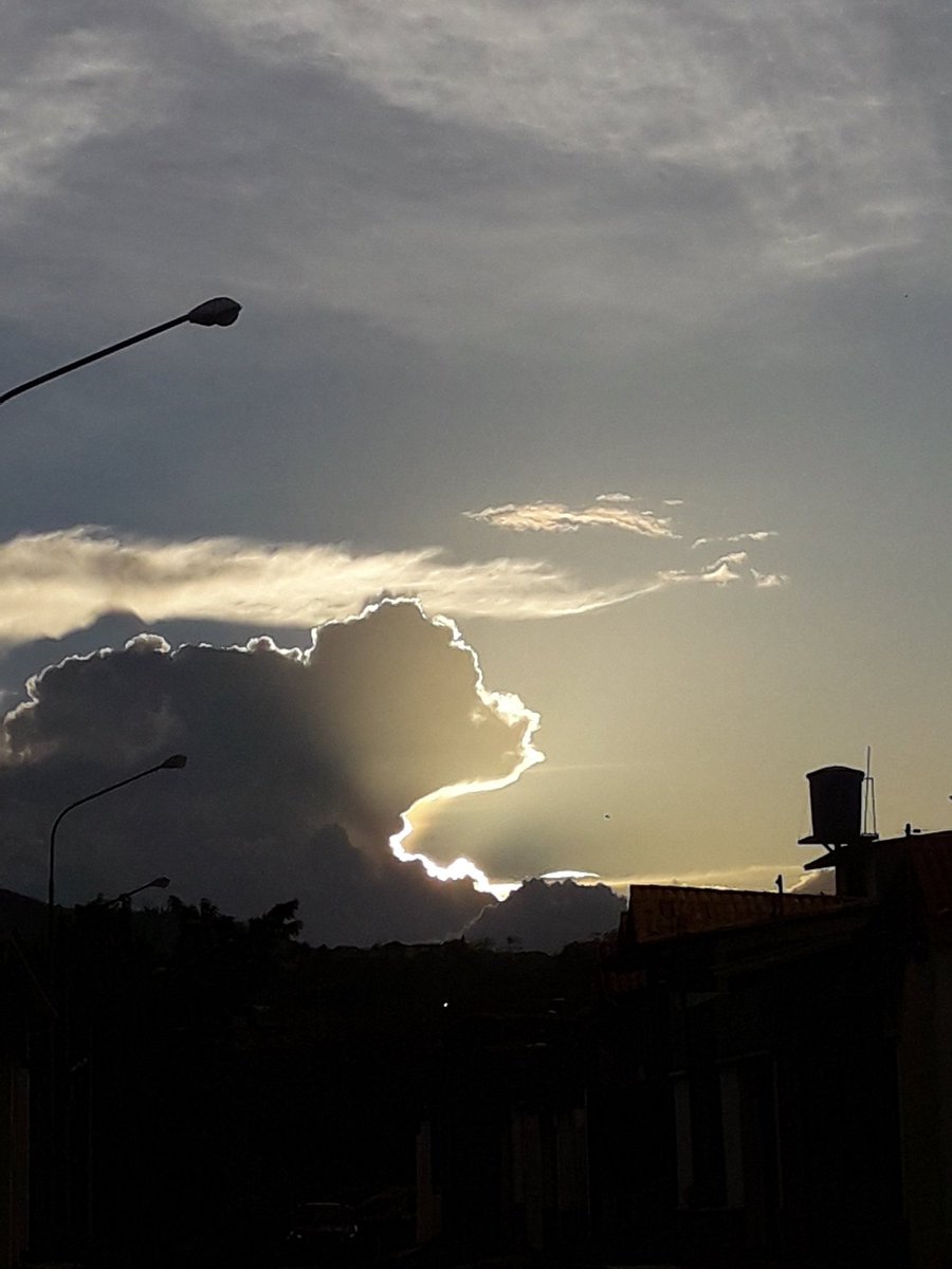 keykey2921's tweet photo. Aquí les Presento mi atardecer...
Y en cuestión de minutos se oscureció todo con unas nubesotas de lluvia...
Y que creen??
A correr a meter la ropaaaaaa...
🤭🤭
Que locura es este clima...
🌧🌧
#atardecer #puestadesol #nubes #foto #luned #iniciodesemana #felizlunes #lluvia https://t.co/QZTcGxB58a