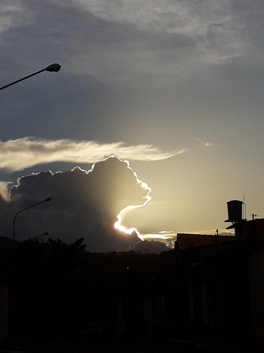 keykey2921's tweet photo. Aquí les Presento mi atardecer...
Y en cuestión de minutos se oscureció todo con unas nubesotas de lluvia...
Y que creen??
A correr a meter la ropaaaaaa...
🤭🤭
Que locura es este clima...
🌧🌧
#atardecer #puestadesol #nubes #foto #luned #iniciodesemana #felizlunes #lluvia https://t.co/QZTcGxB58a