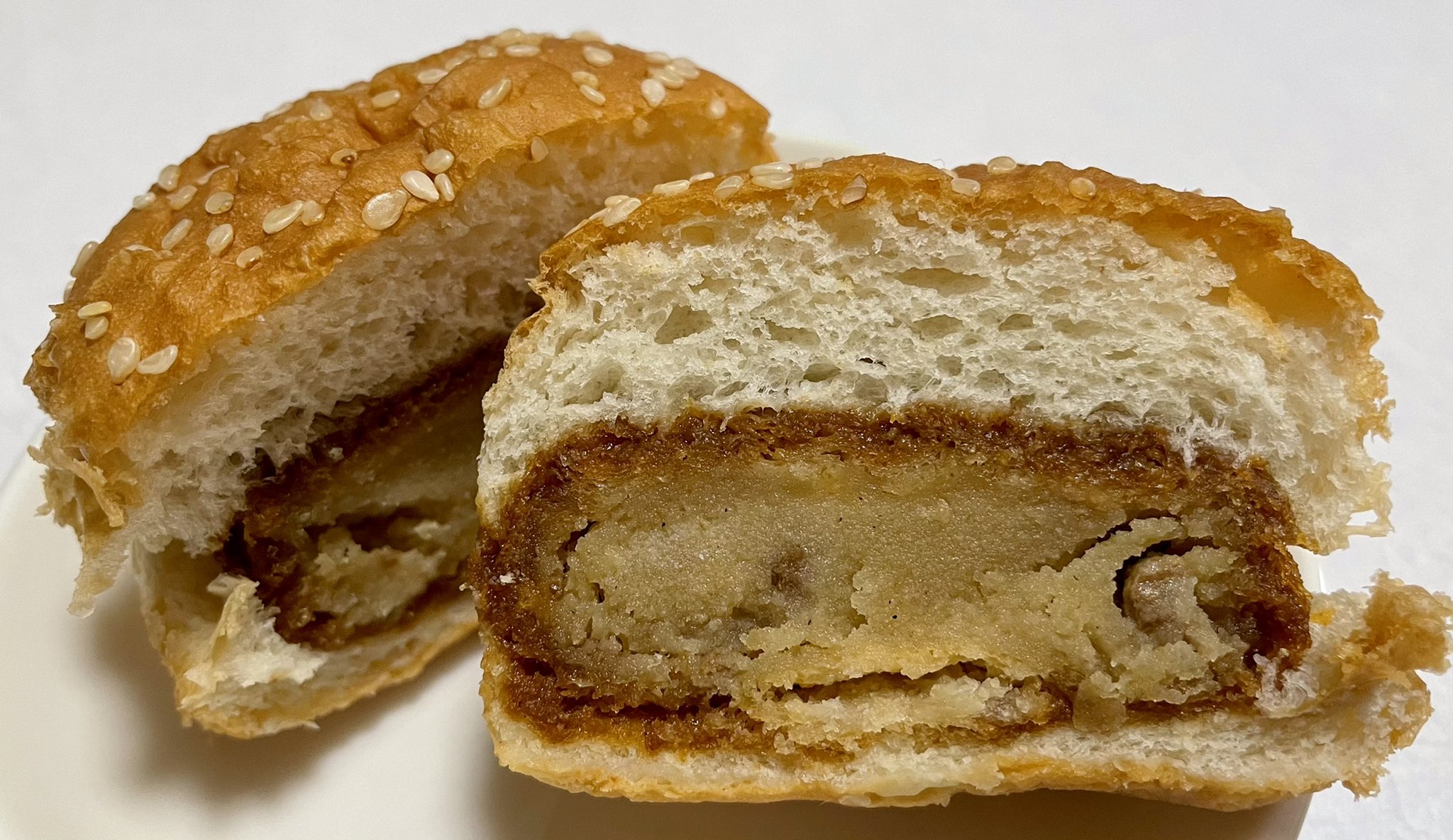 くいしんぼう 分厚いコロッケ ๑ ๑ このミニシリーズは ちっちゃいのにボリューミーを叶えてくれるから好き 甘めの独特な ソース味で 目を瞑って食べても まい泉 だって絶対わかる 定番のカツサンドはもちろん美味しいけど もっと気軽に食べたい時