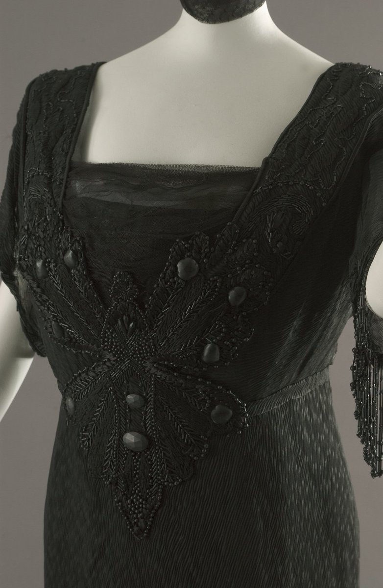 Mourning dress, 1908. Smith College Historic Costume Collection.