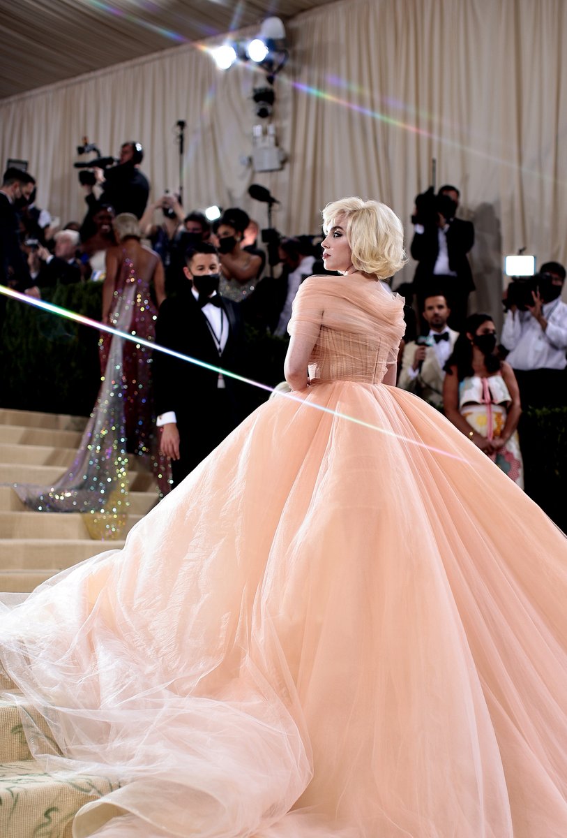 enews's tweet image. Billie Eilish's #MetGala look making it impossible for you to talk sh*t on the Internet. Fact: She only agreed to wear Oscar De La Renta if they stopped using fur in their production.