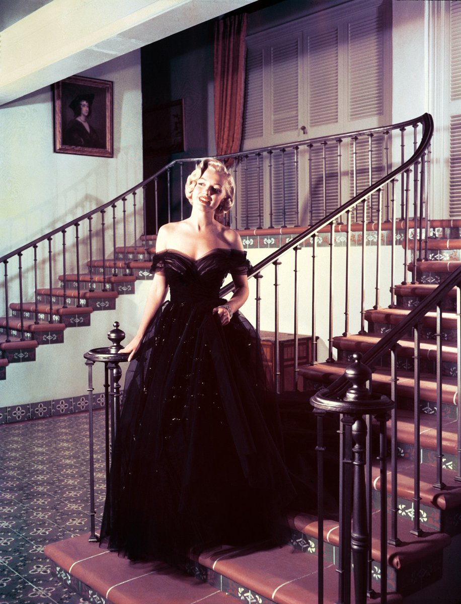 .@BillieEilish's <a href="/OscardelaRenta/">Oscar de la Renta</a> #MetGala gown is an ode to Marilyn Monroe 
vogue.cm/1rzaYUz