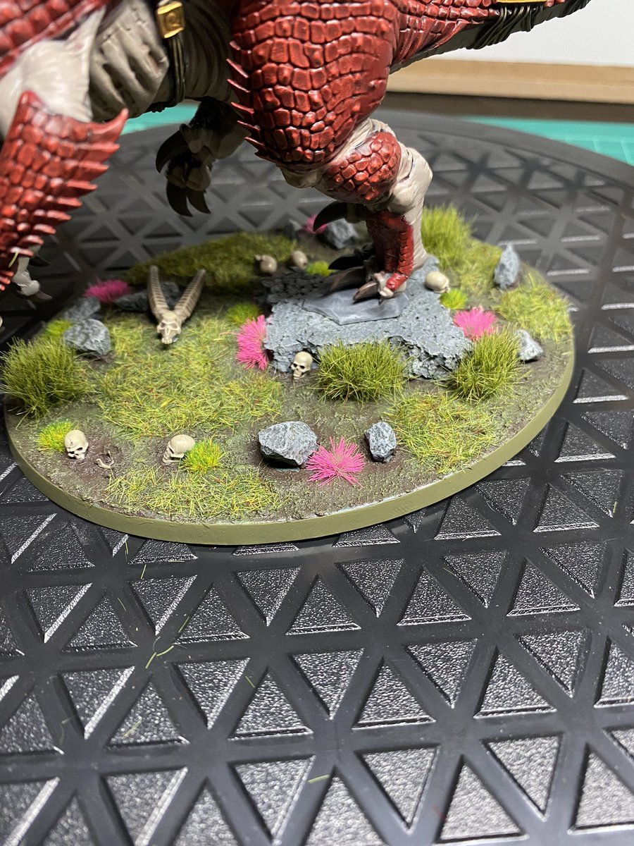 After about 3-4 months of on - off hobby my scar vet on carno is finally done. Really enjoyed this model from GW. Only my second monster ever painted  liked it that much i have old blood on carno to do now 🤣 maybe have him done by xmas #WarhammerCommunity #warmongers #seraphon