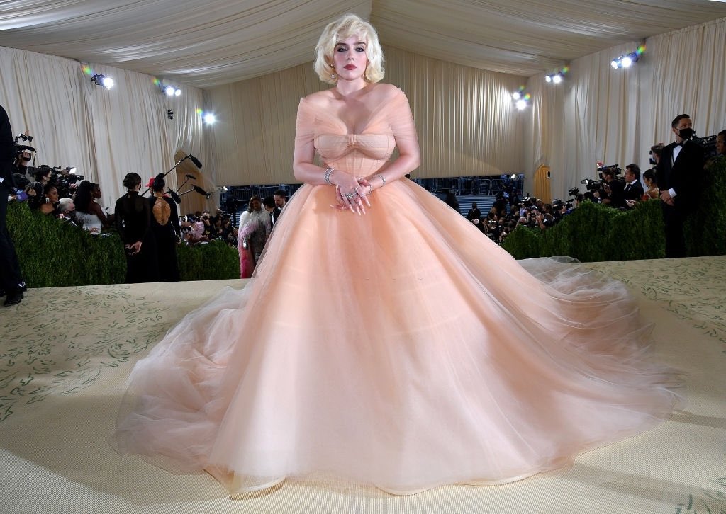 bingeonpop's tweet photo. Billie Eilish looking like a goddess at the attending the #MetGala2021 https://t.co/Ql53R1FOPR