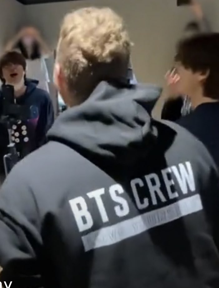 tkooluv_'s tweet photo. — [💡| Jungkook traía usando una sudadera de Coldplay y Chris Martin una sudadera de BTS 💜

@BTS_twt #ColdplayXBTS https://t.co/4G96LDdlUj