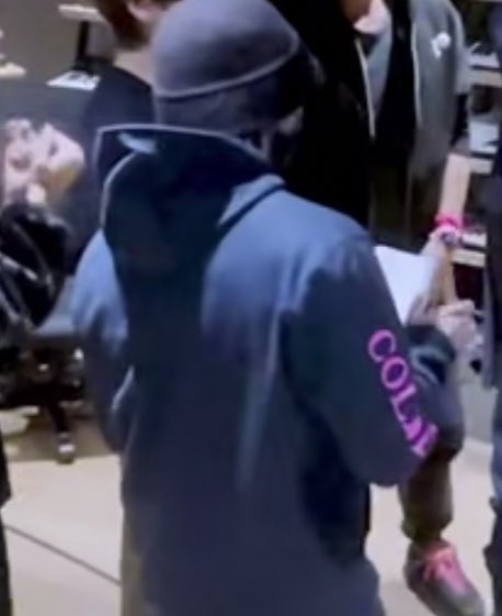 tkooluv_'s tweet photo. — [💡| Jungkook traía usando una sudadera de Coldplay y Chris Martin una sudadera de BTS 💜

@BTS_twt #ColdplayXBTS https://t.co/4G96LDdlUj